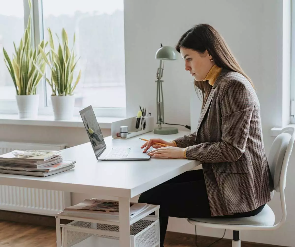 Staying Ahead: The Impact of Marketing Assistant Services on Business Competitiveness